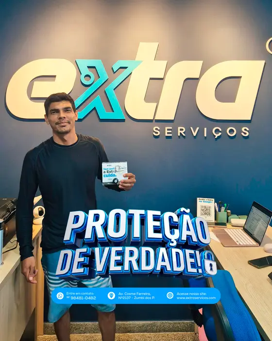 Cliente da Extra Serviços com o brinde da campanha Proteção de Verdade