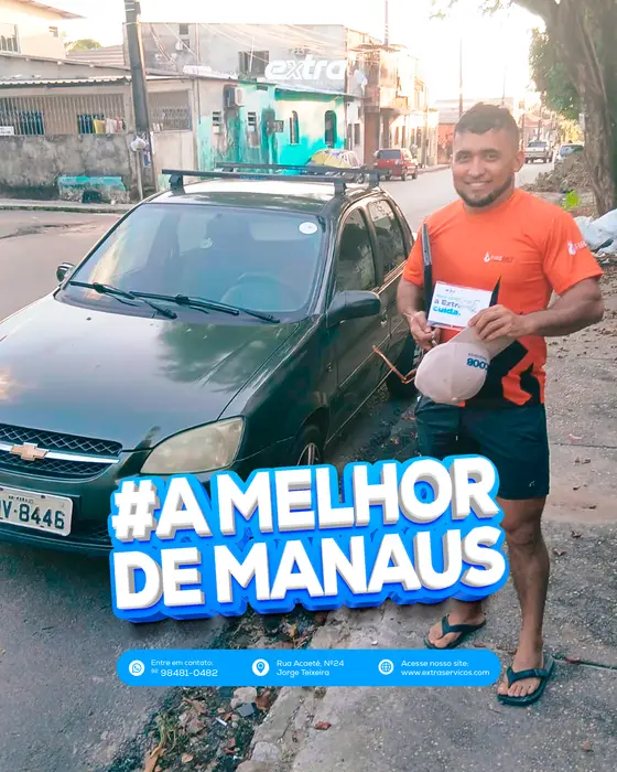 Cliente da Extra Serviços com o brinde da campanha A Melhor de Manaus