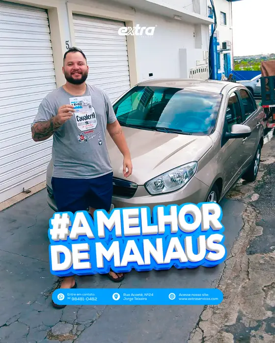 Cliente da Extra Serviços com o brinde da campanha A Melhor de Manaus