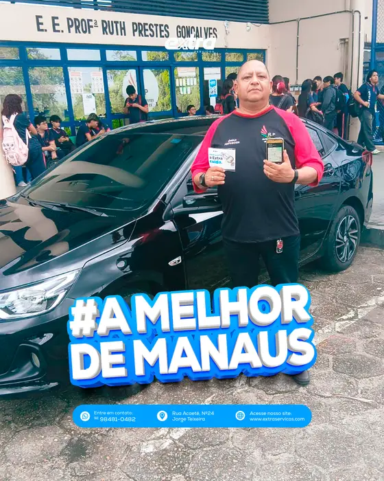 Cliente da Extra Serviços com o brinde da campanha A Melhor de Manaus