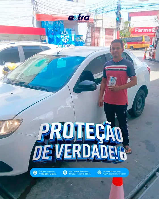 Cliente da Extra Serviços com o brinde da campanha Proteção de Verdade