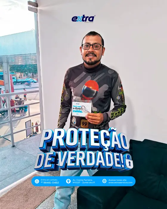 Cliente da Extra Serviços com o brinde da campanha Proteção de Verdade