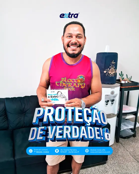 Cliente da Extra Serviços com o brinde da campanha Proteção de Verdade